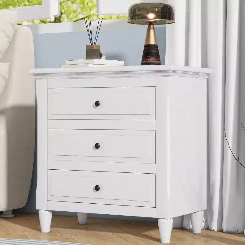 Comodino moderno a 3 cassetti, elegante mobile da notte con maniglie in metallo e gambe in legno di gomma