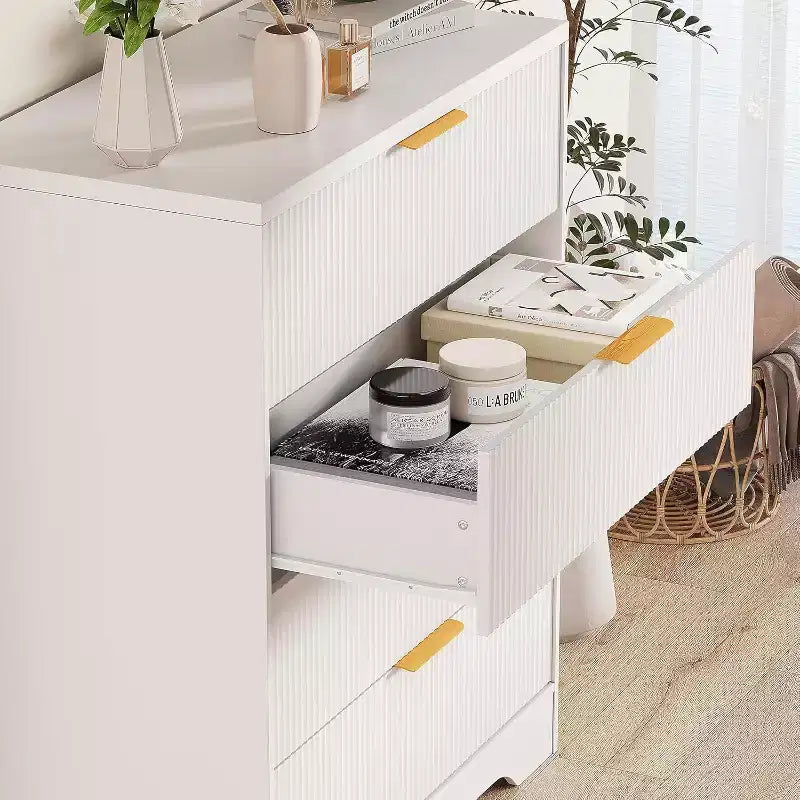 Commode à 4 tiroirs avec panneaux ondulés blancs 55, armoire de rangement haute avec finition ton bois, organisateur multifonction pour nurserie, couloir, salon