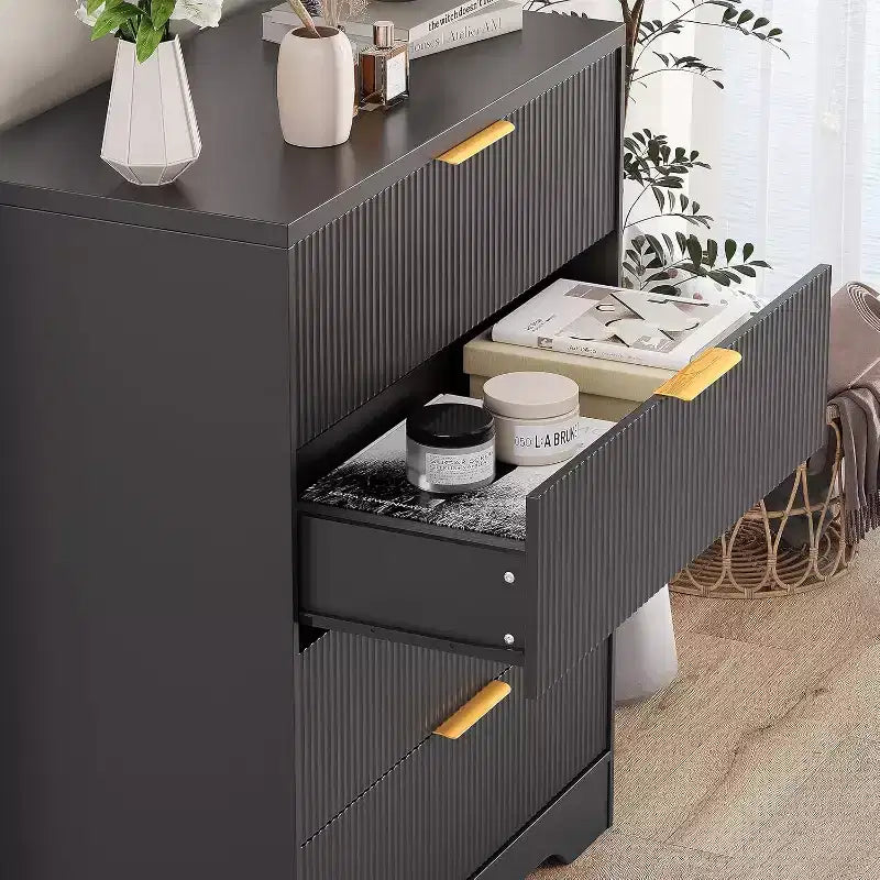 Commode à 4 tiroirs avec panneaux ondulés blancs 55, armoire de rangement haute avec finition ton bois, organisateur multifonction pour nurserie, couloir, salon