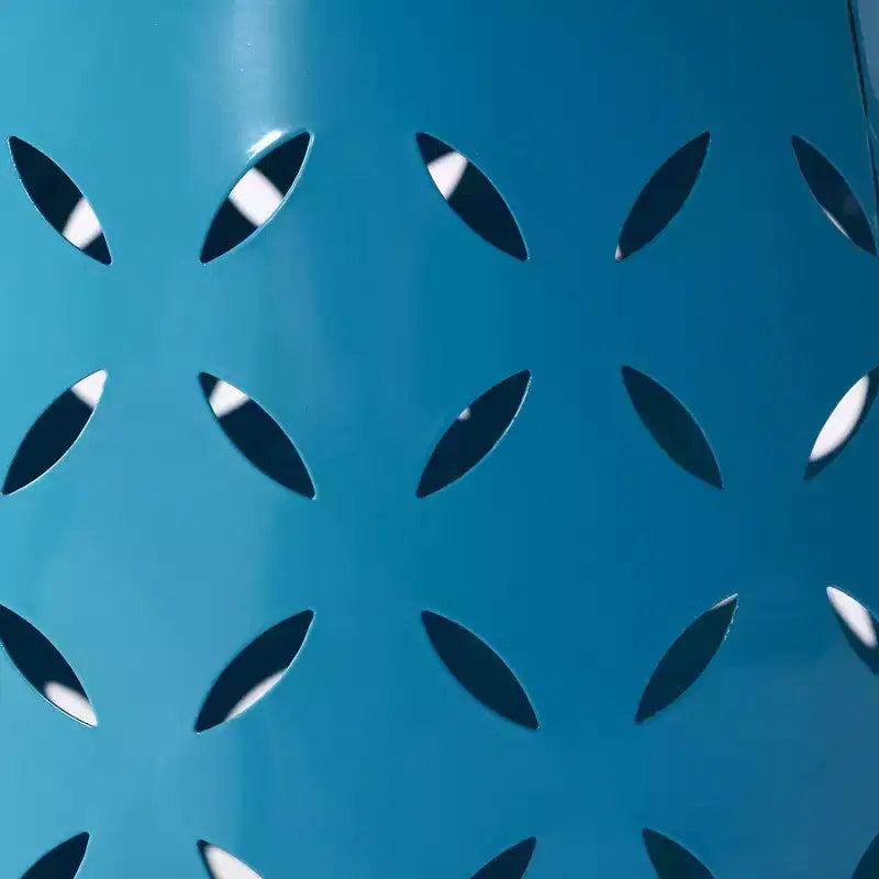 Tavolino laterale industriale cilindrico con design a intaglio curvo per uso interno ed esterno