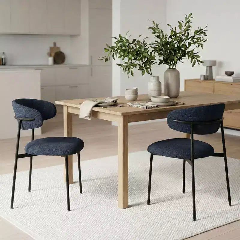 Set di 2 sedie da pranzo, sedie moderne da cucina con schienale aperto, seduta in tessuto morbido e gambe in metallo nero