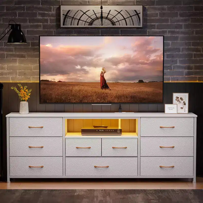 Cassettiera Bianca con 9 Cassetti per Camera da Letto, Supporto TV LED per TV da 75 Pollici con Stazione di Ricarica e Prese di Corrente, Cassettone in Tessuto, Consolle Media