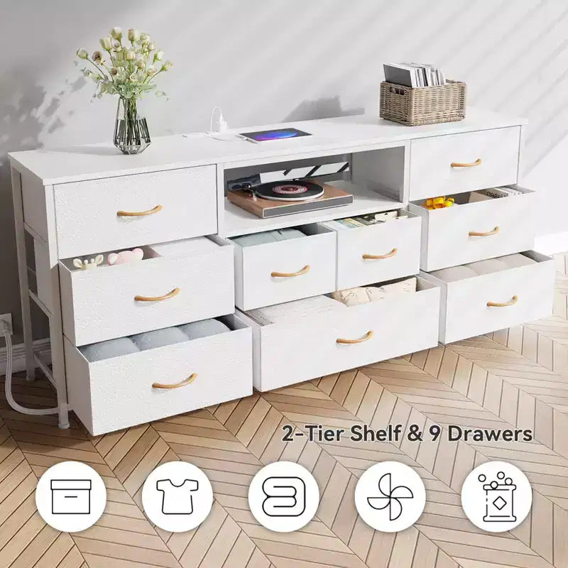 Cassettiera Bianca con 9 Cassetti per Camera da Letto, Supporto TV LED per TV da 75 Pollici con Stazione di Ricarica e Prese di Corrente, Cassettone in Tessuto, Consolle Media